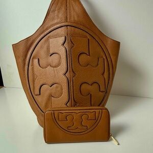 Tory Burch 'All T' Logo Leather Hobo + Matching Wallet